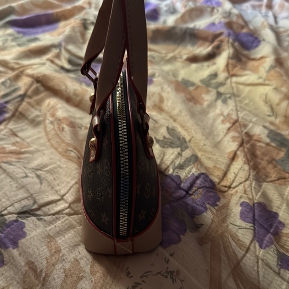 Stylish Black and Tan Designer Handbag - Picture 3 of 6